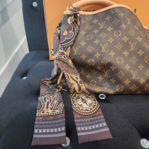 Authentic Louis Vuitton Artsy purse only.  Been in closet and not in use